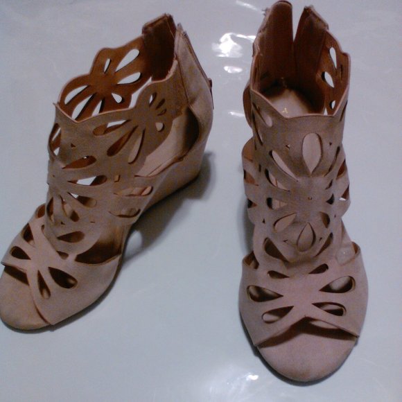Torrid Shoes - Torrid Women's Pinky Tan Sandals with Cut Out Design